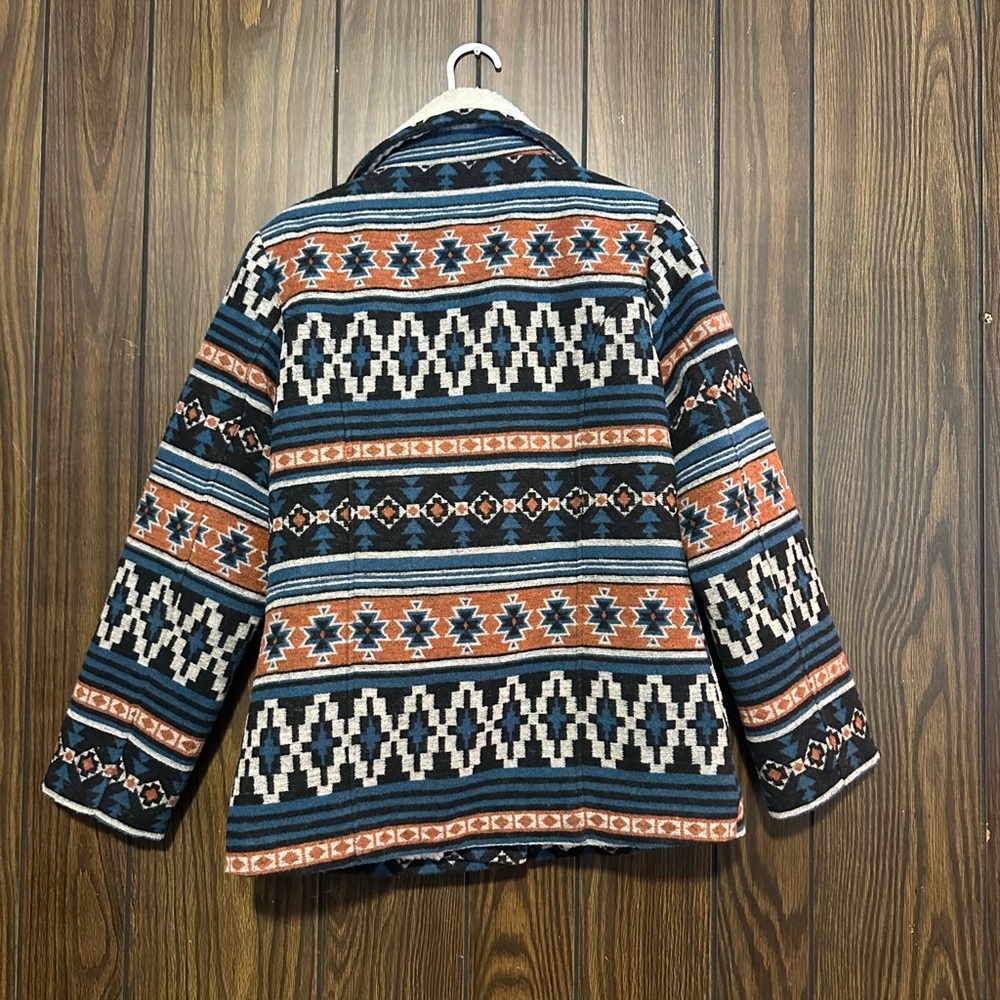 Cavenders Cowgirl Legend Aztec print with Sherpa lining - Picture 3 of 3